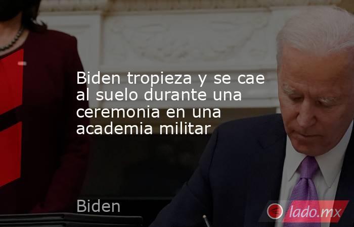 Biden tropieza y se cae al suelo durante una ceremonia en una academia militar. Noticias en tiempo real