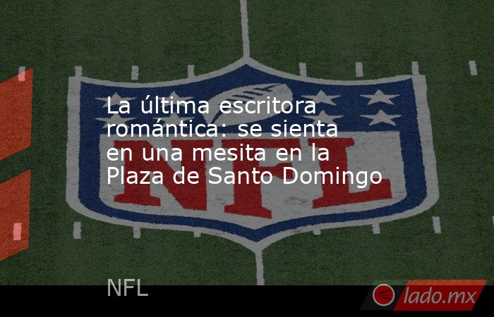 La última escritora romántica: se sienta en una mesita en la Plaza de Santo Domingo. Noticias en tiempo real