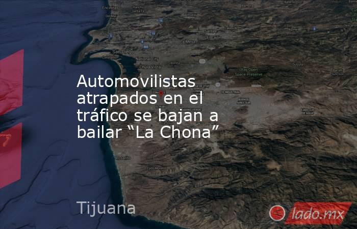 Automovilistas atrapados en el tráfico se bajan a bailar “La Chona”. Noticias en tiempo real