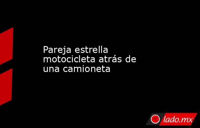 Pareja estrella motocicleta atrás de una camioneta. Noticias en tiempo real